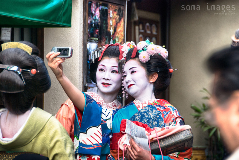 geisha-selfie-kyoto-japan