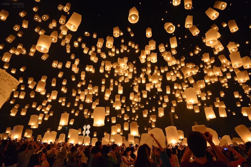 loy-krathong-yee-peng-chiang-mai-thailand